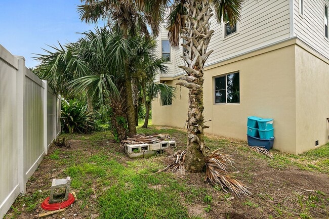 Building Photo - 716 N Daytona Ave
