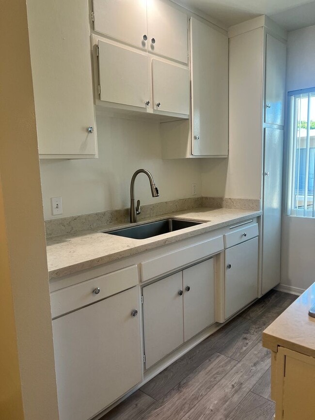 Building Photo - Second-floor 1-bedroom apartment in Whittier.