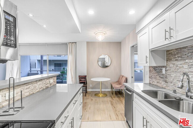 Building Photo - 1131 Alta Loma Rd