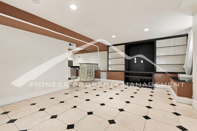 Building Photo - Stunning Home with Washer/Dryer and Gas Grill