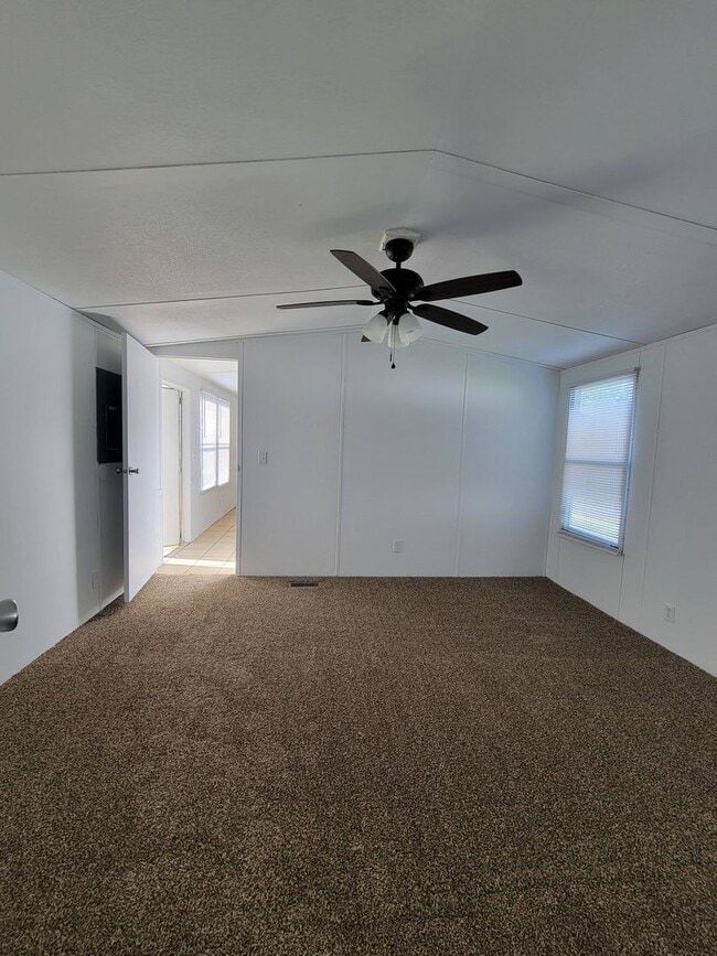 Building Photo - Ready to Move in