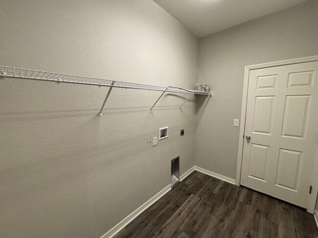 Building Photo - 4 bedroom / 3 bath in great neighborhood - WON'T LAST!