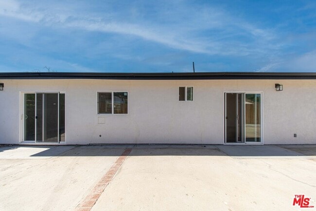 Building Photo - 8430 Glenoaks Blvd