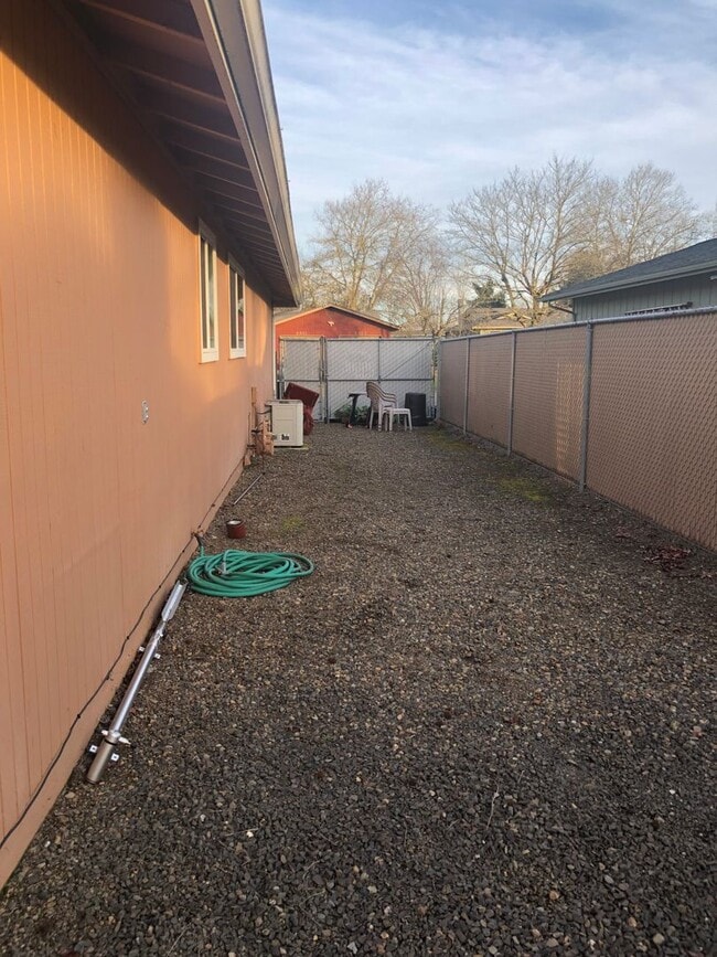 Building Photo - Spacious 3-bedroom, 2 bath home in SE Albany