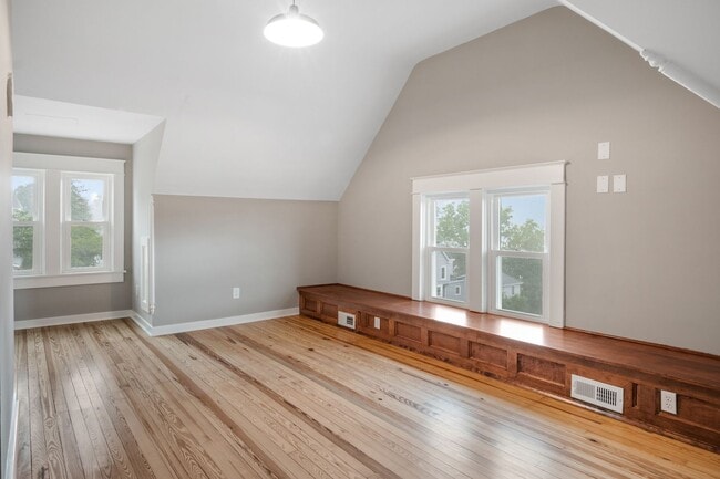 Building Photo - 4 to 5 bed / 2 Bath Just remodeled