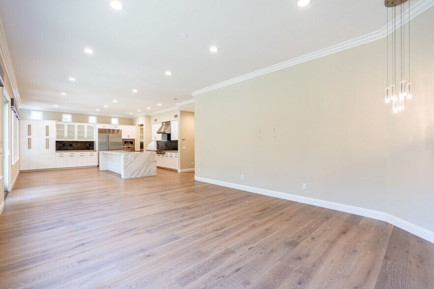 Building Photo - 6 Heather