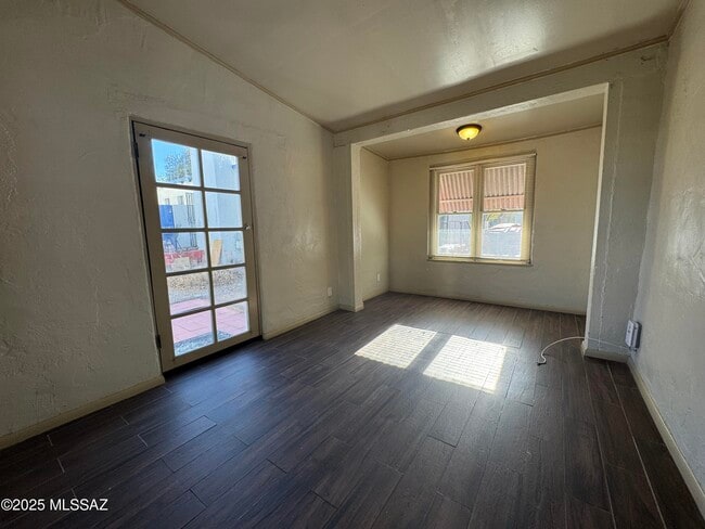 Building Photo - 2734 N Martin Ave
