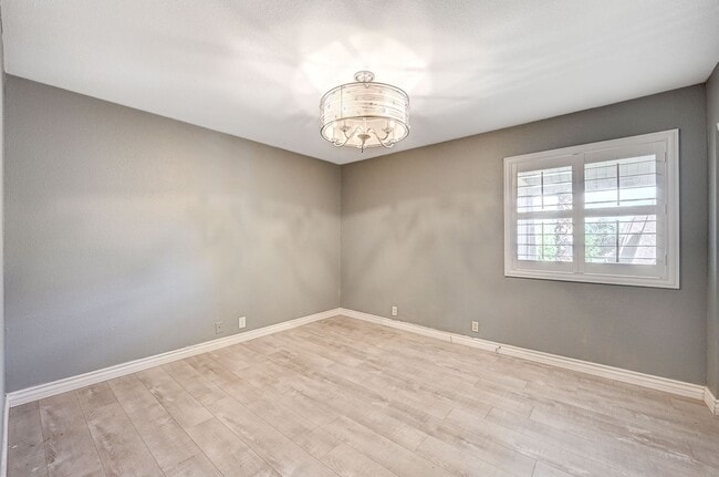 Building Photo - GATED COMMUNITY CONDO WITH BRAND NEW UPGRADES THROUGHOUT