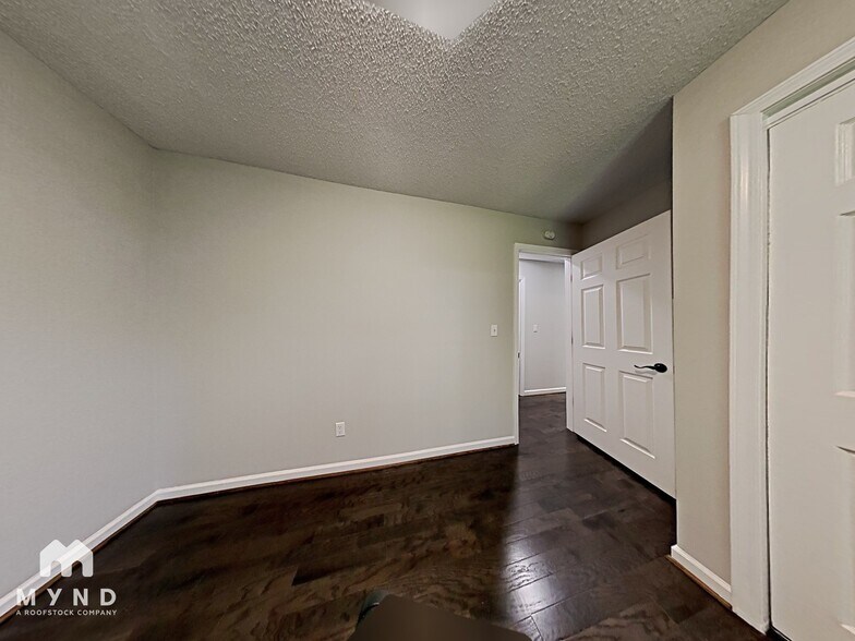 Building Photo - 1021 Medina Dr