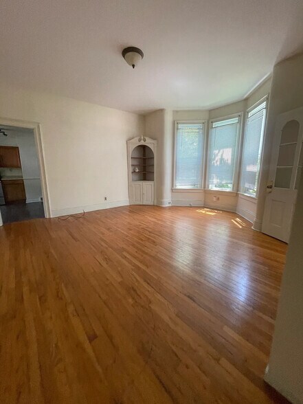 Primary Photo - 163 N Prairie St