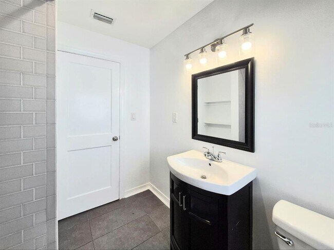 Building Photo - 2617 W Watrous Ave