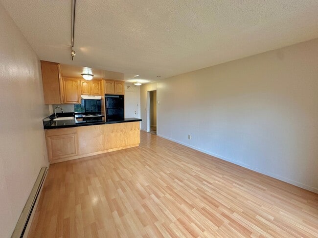 Building Photo - 6 Commodore Dr