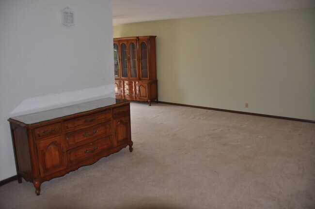 Building Photo - 836 S 131st St