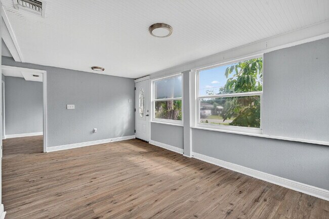 Building Photo - Location, Location, location! Large 3 Bedroom, 2 Bathroom Home for rent. This home has recently b...