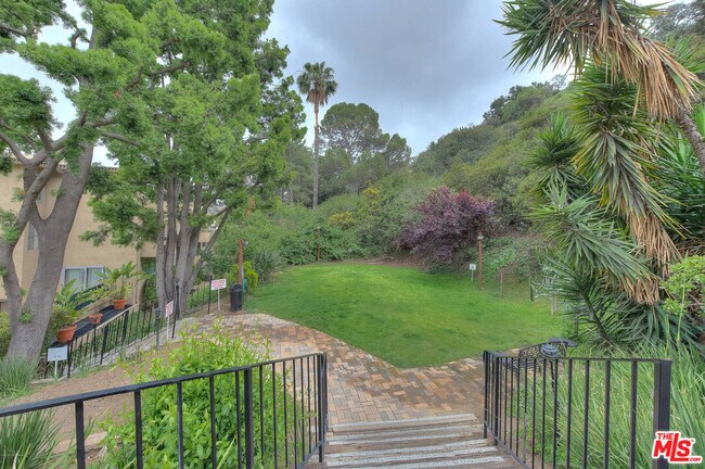 Building Photo - 6708 Hillpark Dr