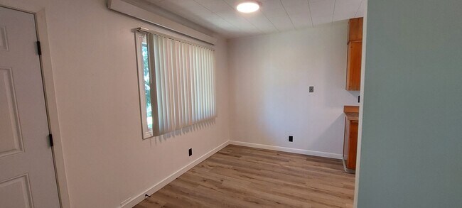 Building Photo - Lovely Apartment in Sehome