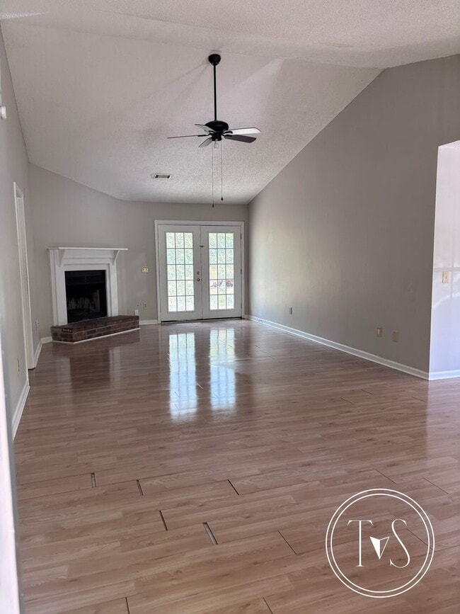 Building Photo - MOVE IN SPECIAL: $250 OFF 1ST MONTH'S RENT!**