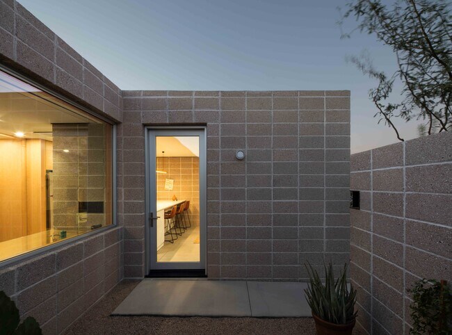 Building Photo - 1626 E Palm Ln