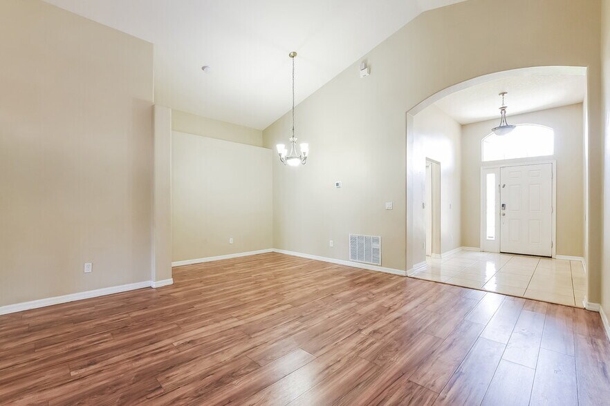 Building Photo - 2255 Pelinion St