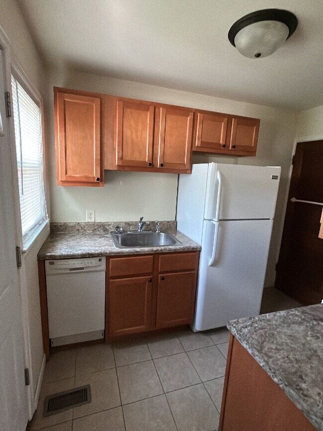 Building Photo - 2017 Elmwood Ave