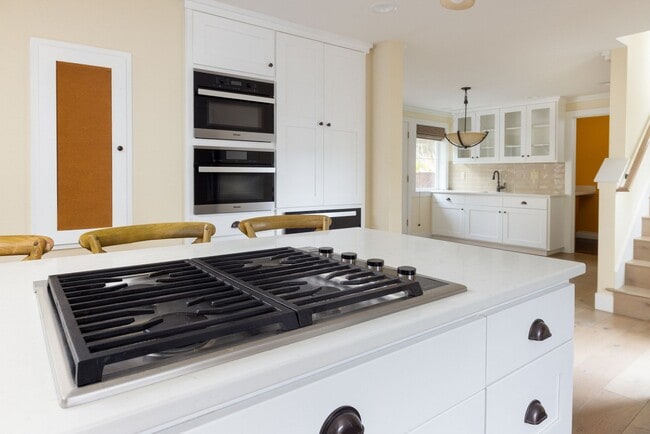 Building Photo - Remodeled & Charming 4 bed/3 bath w/ Yard ...