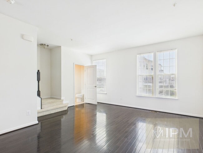 Building Photo - Beautiful 4 Bedroom, 2.5 Bath Townhome in Regents Glen!