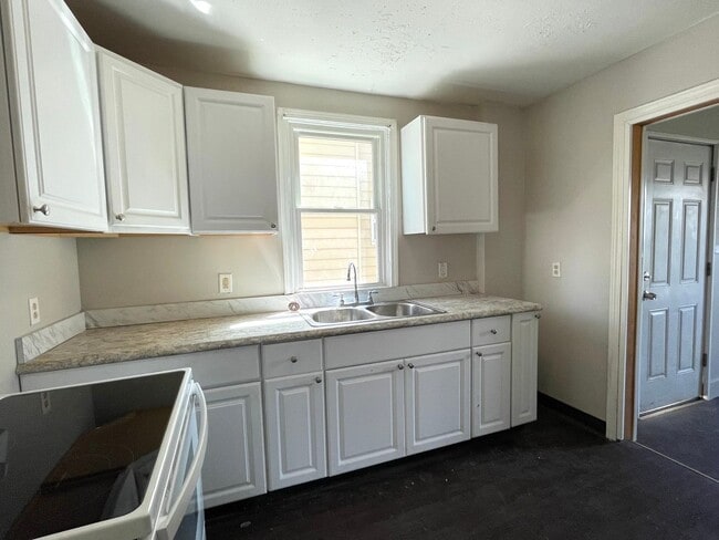 Building Photo - Multi Family Home 3 Bedroom and 1 Bath For Rent - Coming Soon