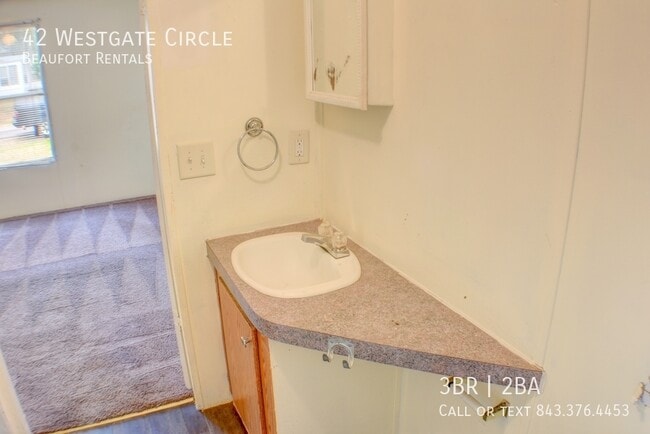 Building Photo - 42 Westgate Cir