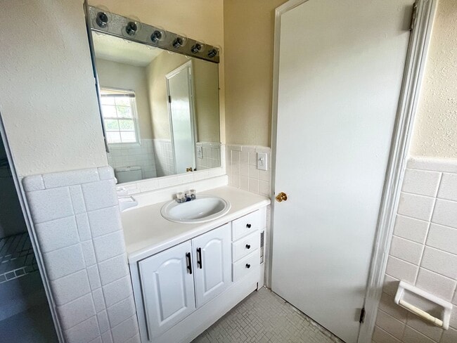 Building Photo - Adorable 2 bedroom, 2 1/2 bathroom townhom...