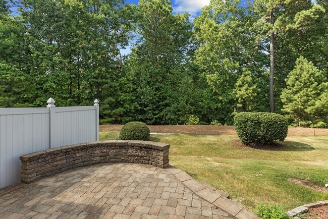 Building Photo - Gorgeous 3 Bedroom Townhome w/ Premium Finishes & Amenities - Pet Friendly!