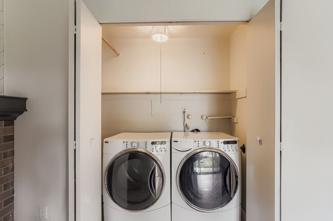 Building Photo - 577 Hilltop St