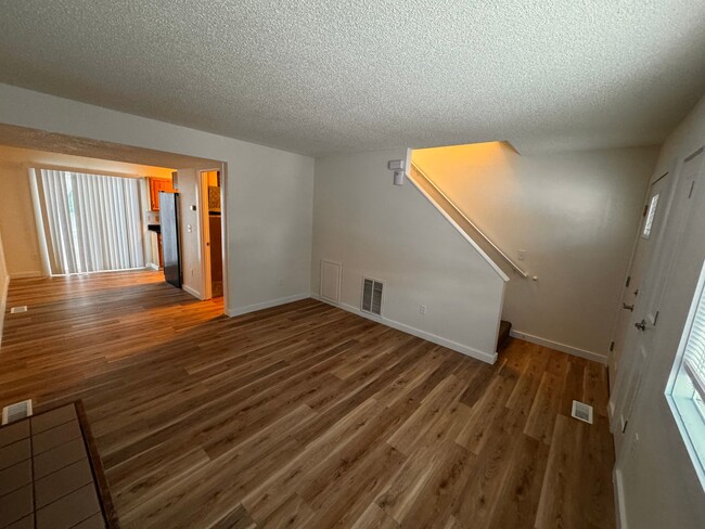 Building Photo - 2 Bedroom Townhouse in East Anchorage!