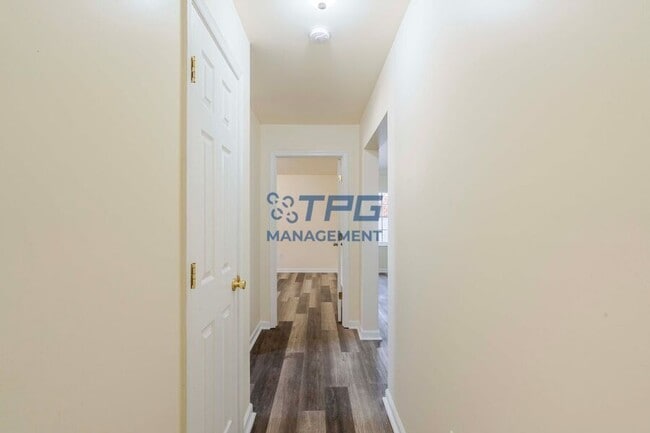 Building Photo - 33 Viking Ave