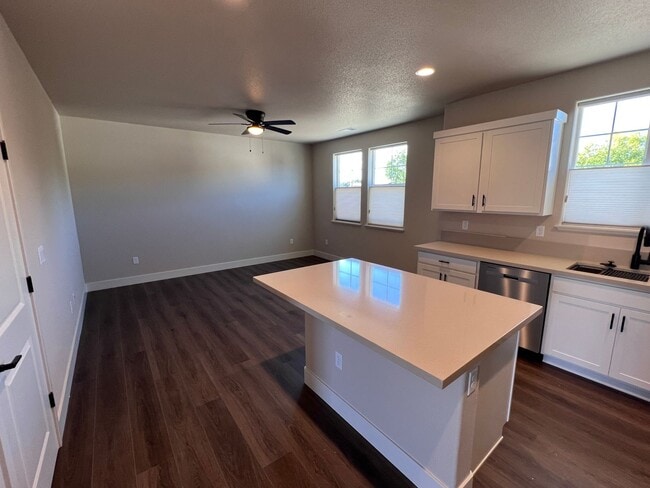 Building Photo - *NEW! 2/2.5/2Townhome in Gardnerville*