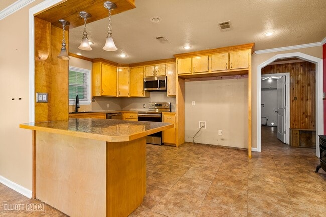 Building Photo - 2020 Clover Ln