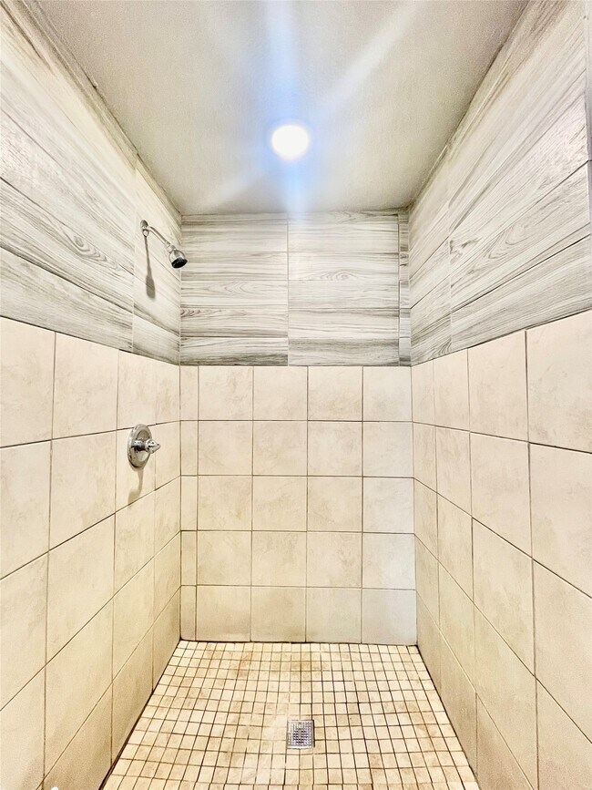 Building Photo - 6803 Bloom Dr