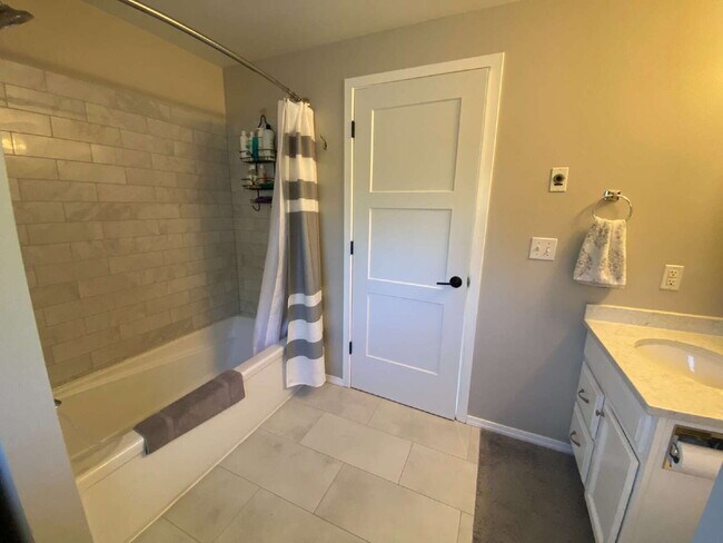 Building Photo - Quiet 3-Bed, 1.5-Bath Home with Large Encl...