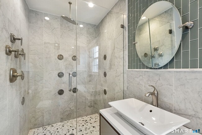 Building Photo - 5 River St