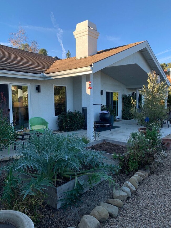 Building Photo - Beautiful Home in Gated Community