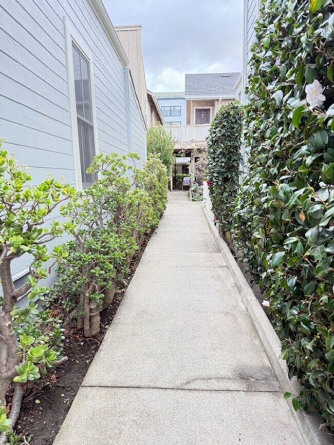 Building Photo - 1800