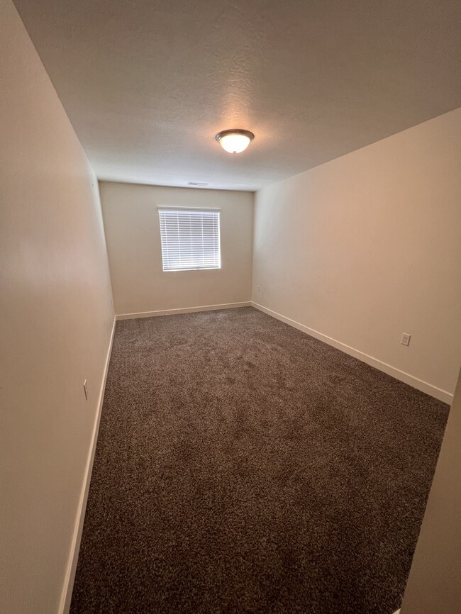 Building Photo - Spacious Herriman Townhome!