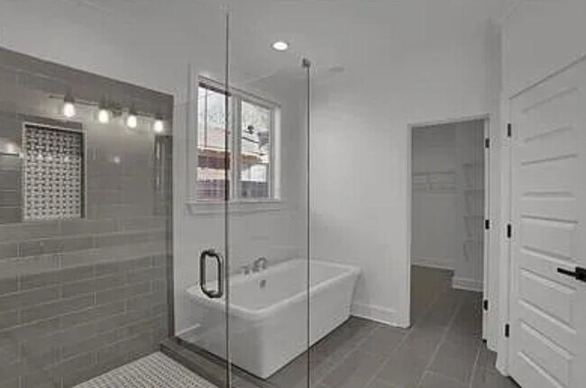Building Photo - 2374 Forest Ave