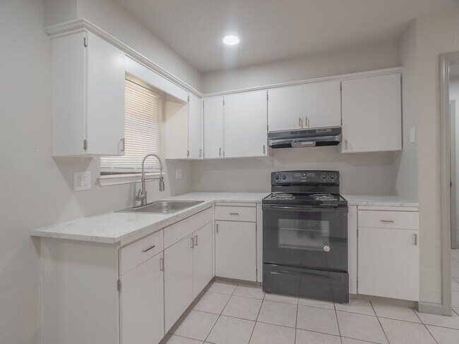 Building Photo - Charming 3 bedroom, 1.5 bath single-family home in a quiet northwest Oklahoma City neighborhood