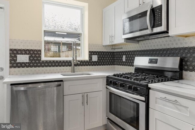 Building Photo - 2124 Sigel St