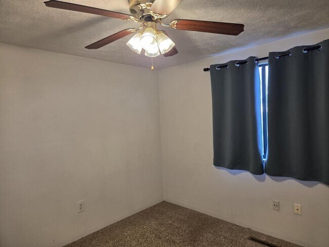 Building Photo - 921 Pasque Dr