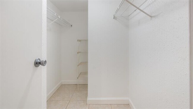 Building Photo - 875 Riverside Dr