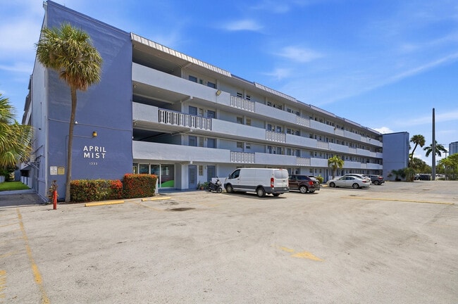 Building Photo - 1333 E Hallandale Beach Blvd