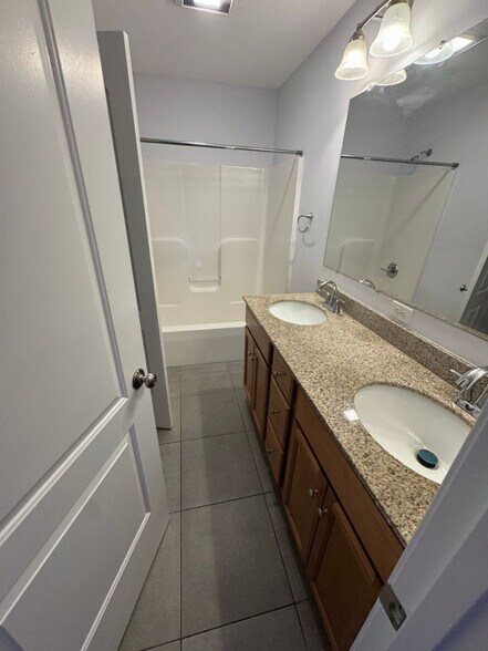 Building Photo - 135-137 Laconia St