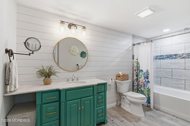 Building Photo - 616 Newport Ave