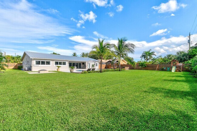 Building Photo - 7101 W Lake Dr